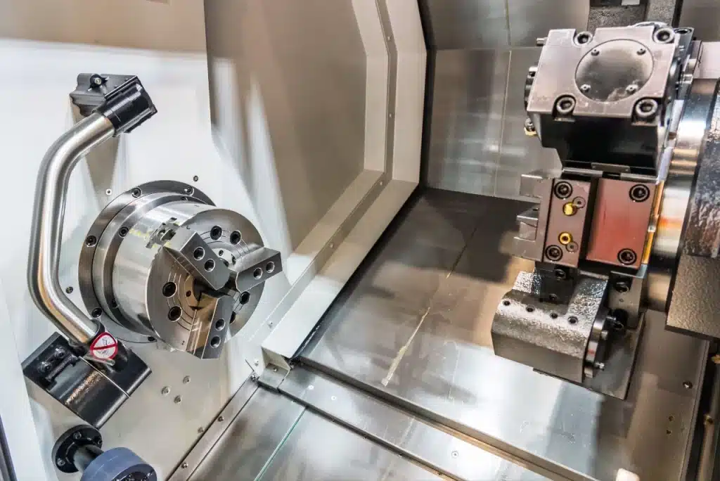 Innenansicht eines CNC-Drehzentrums mit Spannfutter und Revolver für präzise Metallbearbeitung.