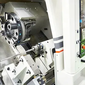 CNC-Drehautomat mit Revolverkopf für die präzise Serienbearbeitung von Metallteilen.