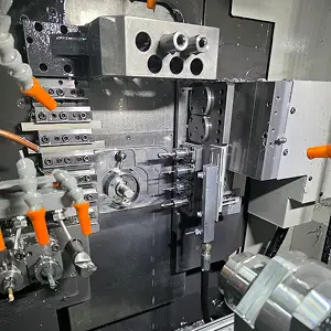 Automatisierte CNC-Serienfertigung mit Dreh- und Fräswerkzeugen in einer industriellen Produktionsanlage