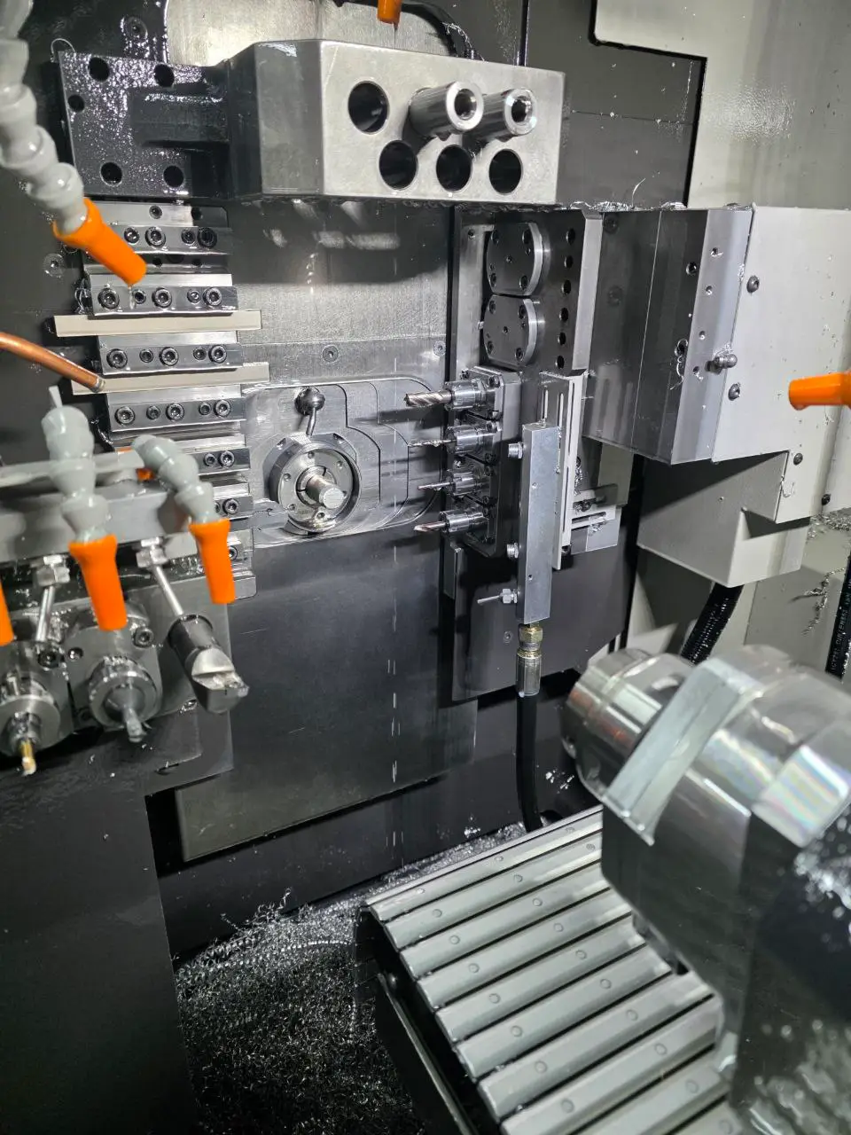 Automatisierte CNC-Serienfertigung mit Dreh- und Fräswerkzeugen in einer industriellen Produktionsanlage