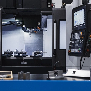 CNC-Bearbeitungszentrum mit moderner Steuerung für präzise Metallbearbeitung in der Serienfertigung