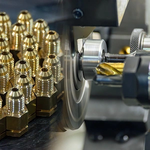 Serienmäßige CNC-Drehbearbeitung von Messingbauteilen in der Metallverarbeitung