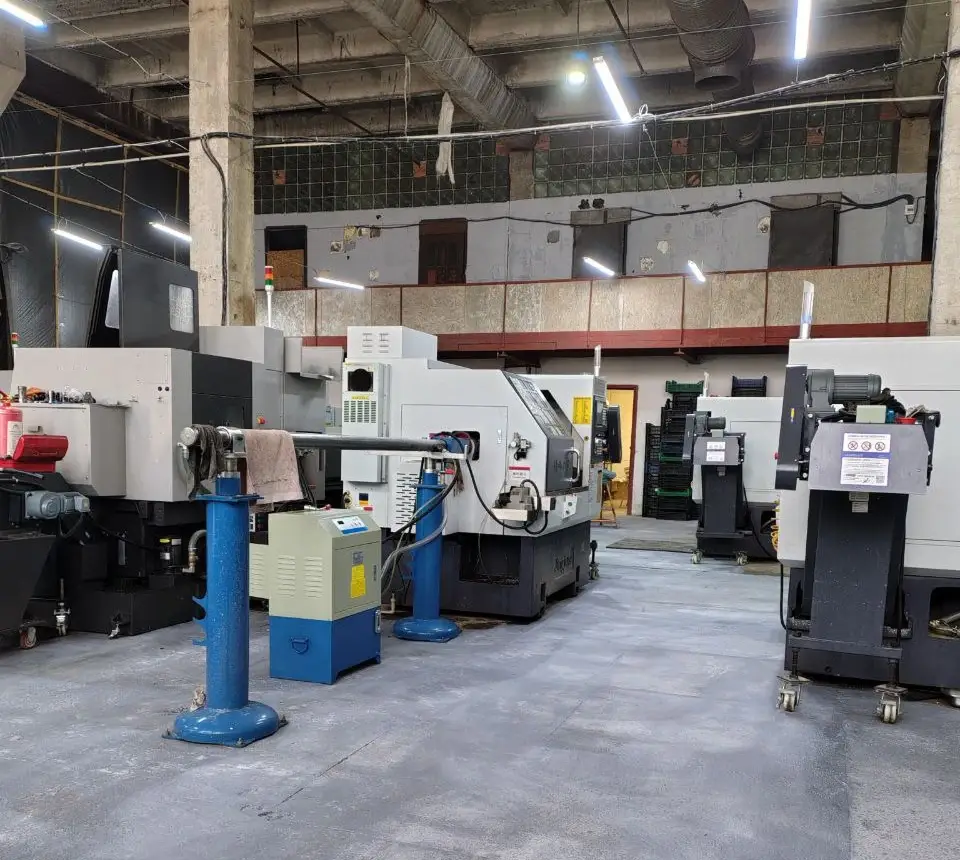 CNC-Drehmaschinen in der Serienfertigung einer modernen Metallverarbeitungshalle