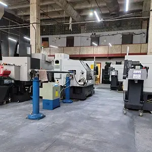 CNC-Drehmaschinen in der Serienfertigung einer modernen Metallverarbeitungshalle