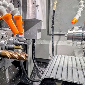 CNC-Bearbeitungszentrum bei der Metallbearbeitung mit Fräser, Werkzeugaufnahme und Kühlmitteldüsen – Präzisionsfertigung in der Zerspanung