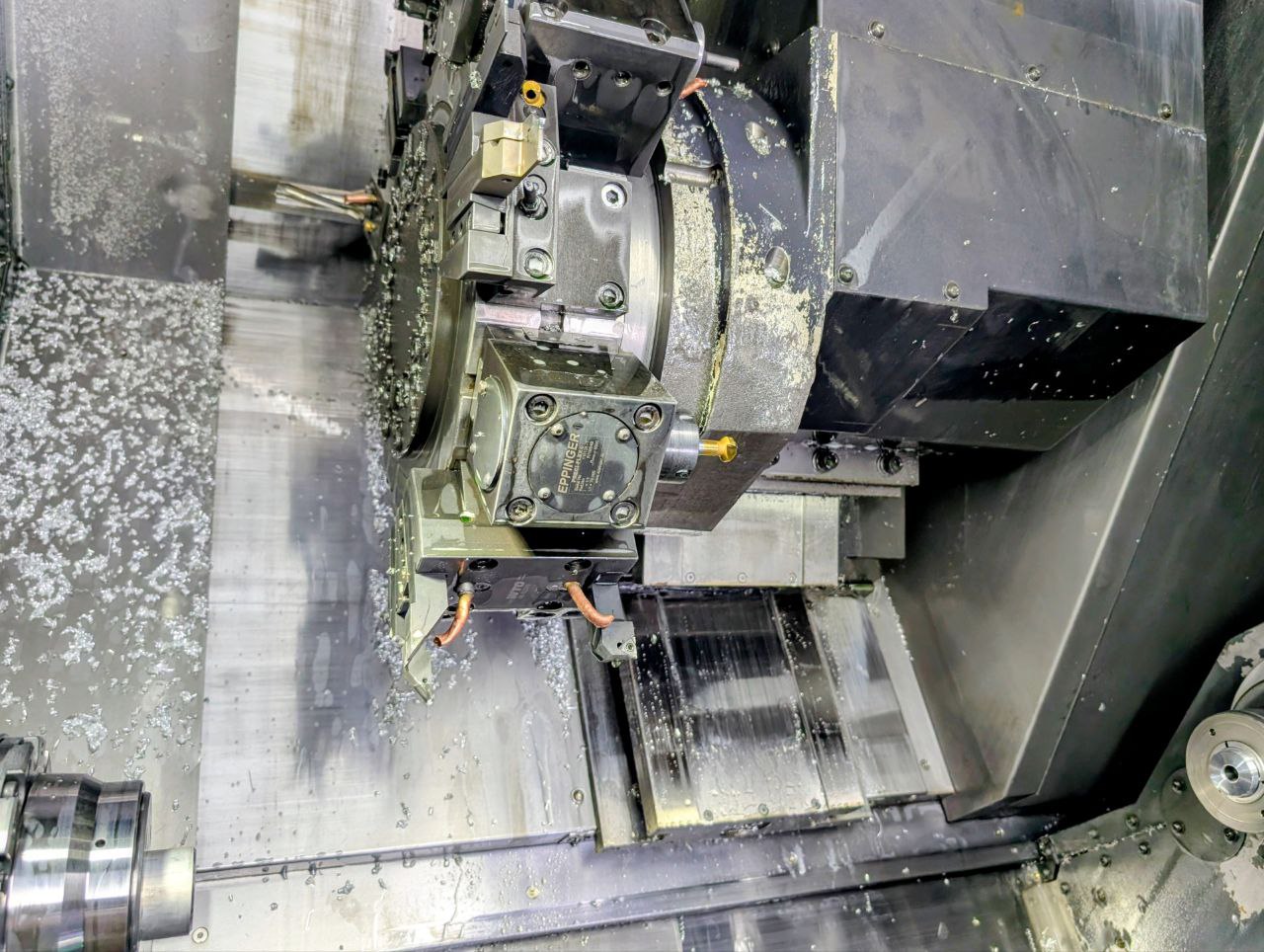 Serienfertigung von CNC-Drehteilen in Deutschland - CNC-Drehmaschine in Produktion