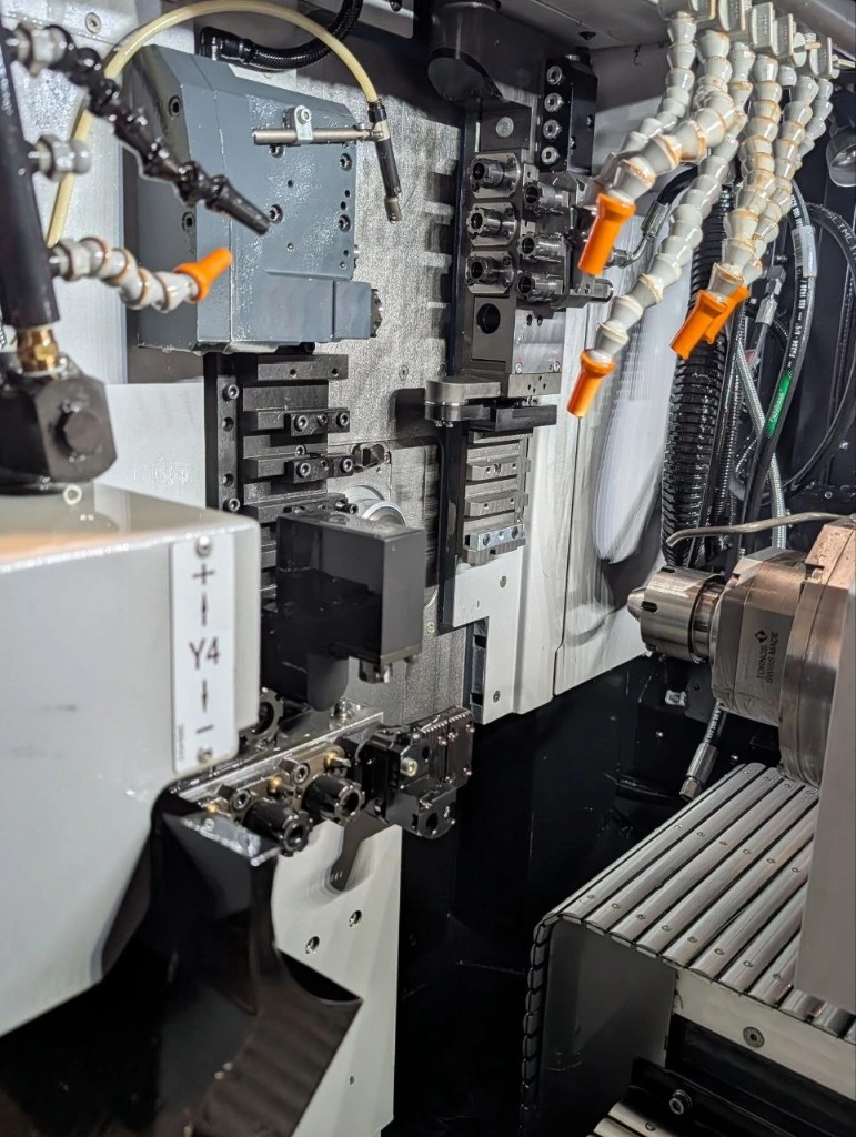 Werkzeugrevolver und Y4-Achse des CNC-Langdrehautomaten Tornos Swiss GT 26.